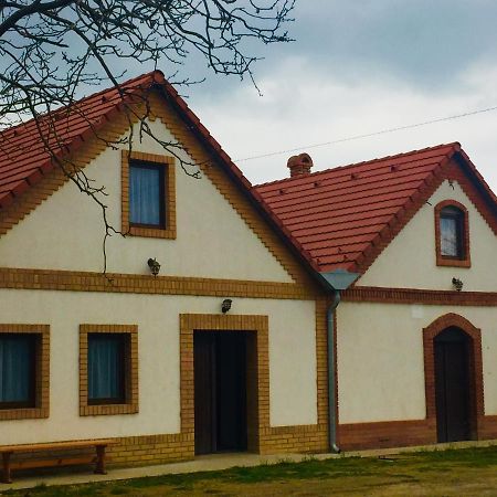 Takacs Pince Apartman Hajos Zewnętrze zdjęcie